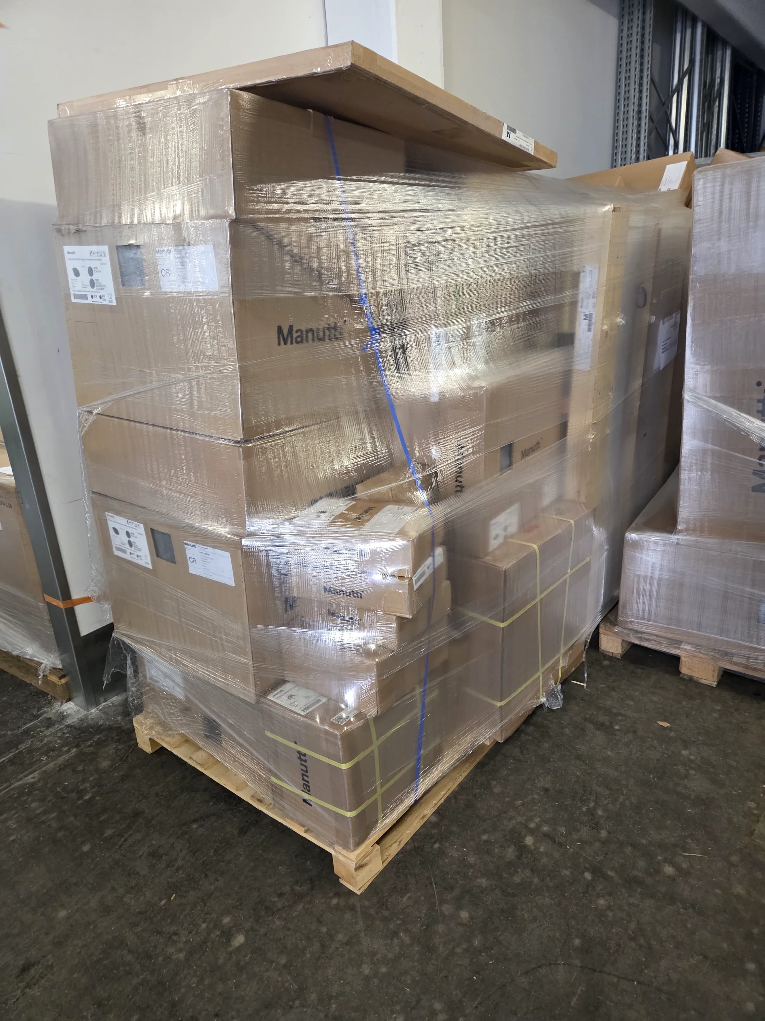 Verpackte Manutti-Designmöbel zur Abholung im Lager