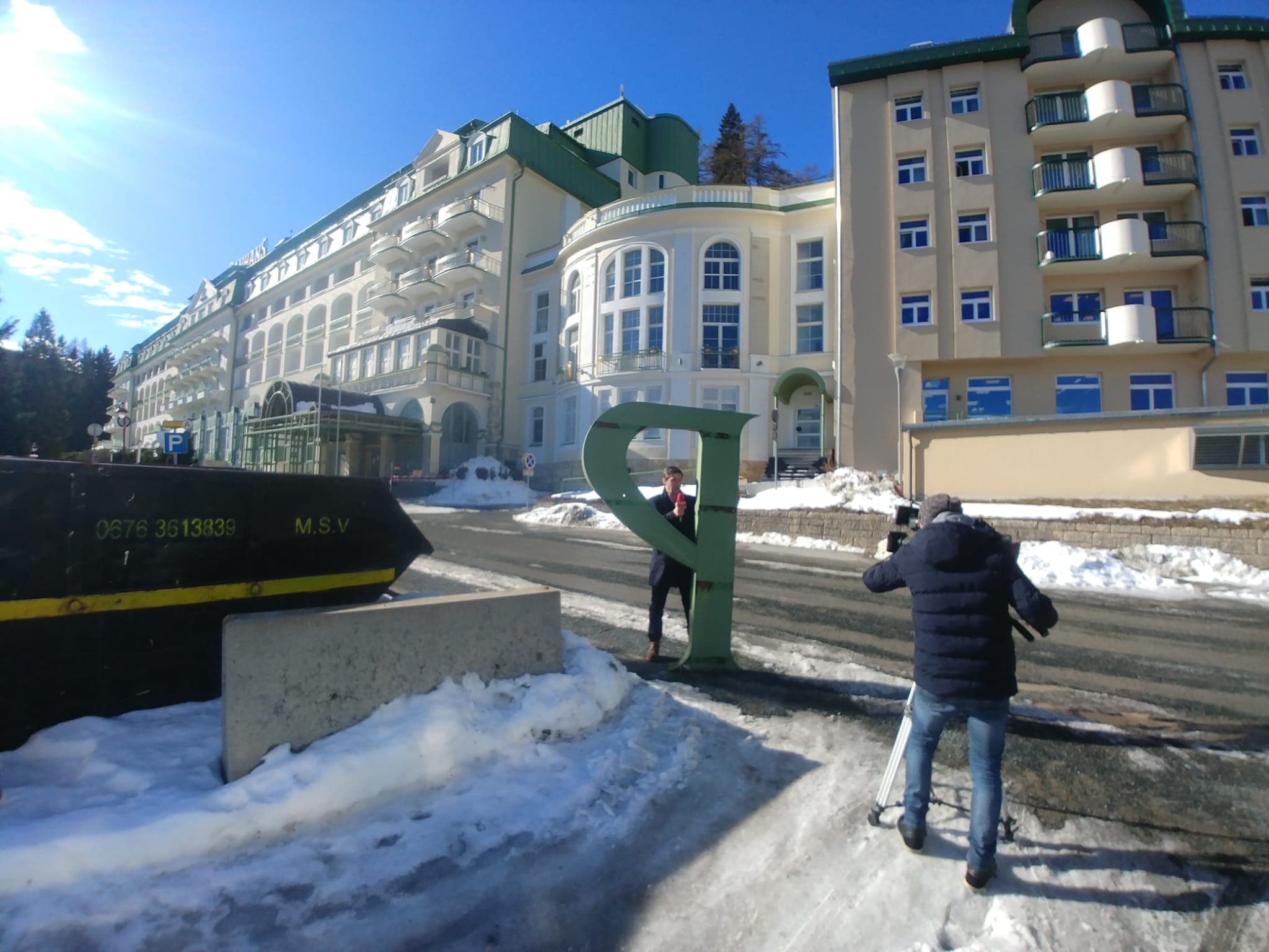 Das Grand Hotel Panhans am Semmering während der Rettungsaktion des historischen Schriftzugs