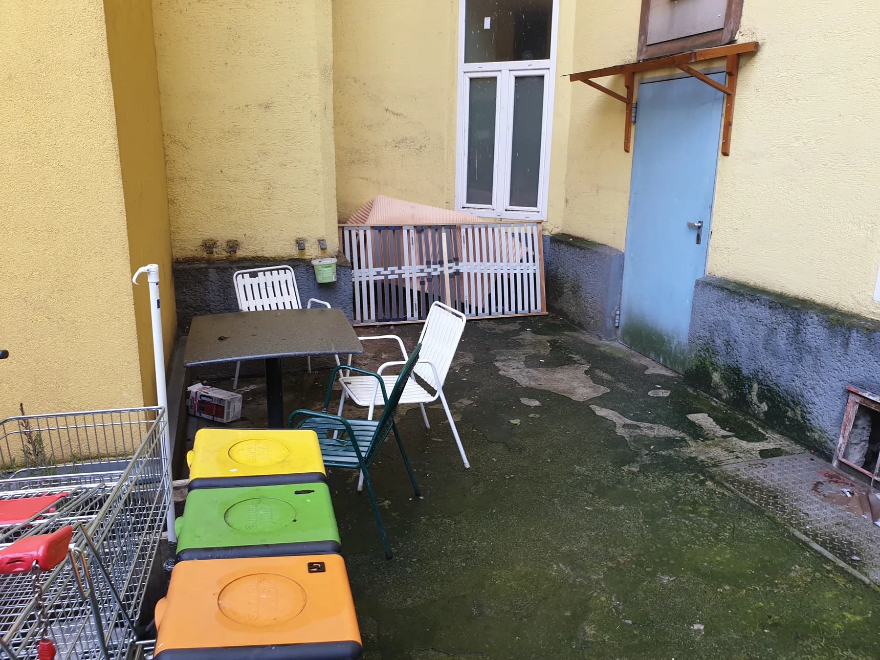 Innenhof nach dem Abtransport großer Möbel und Gegenstände
