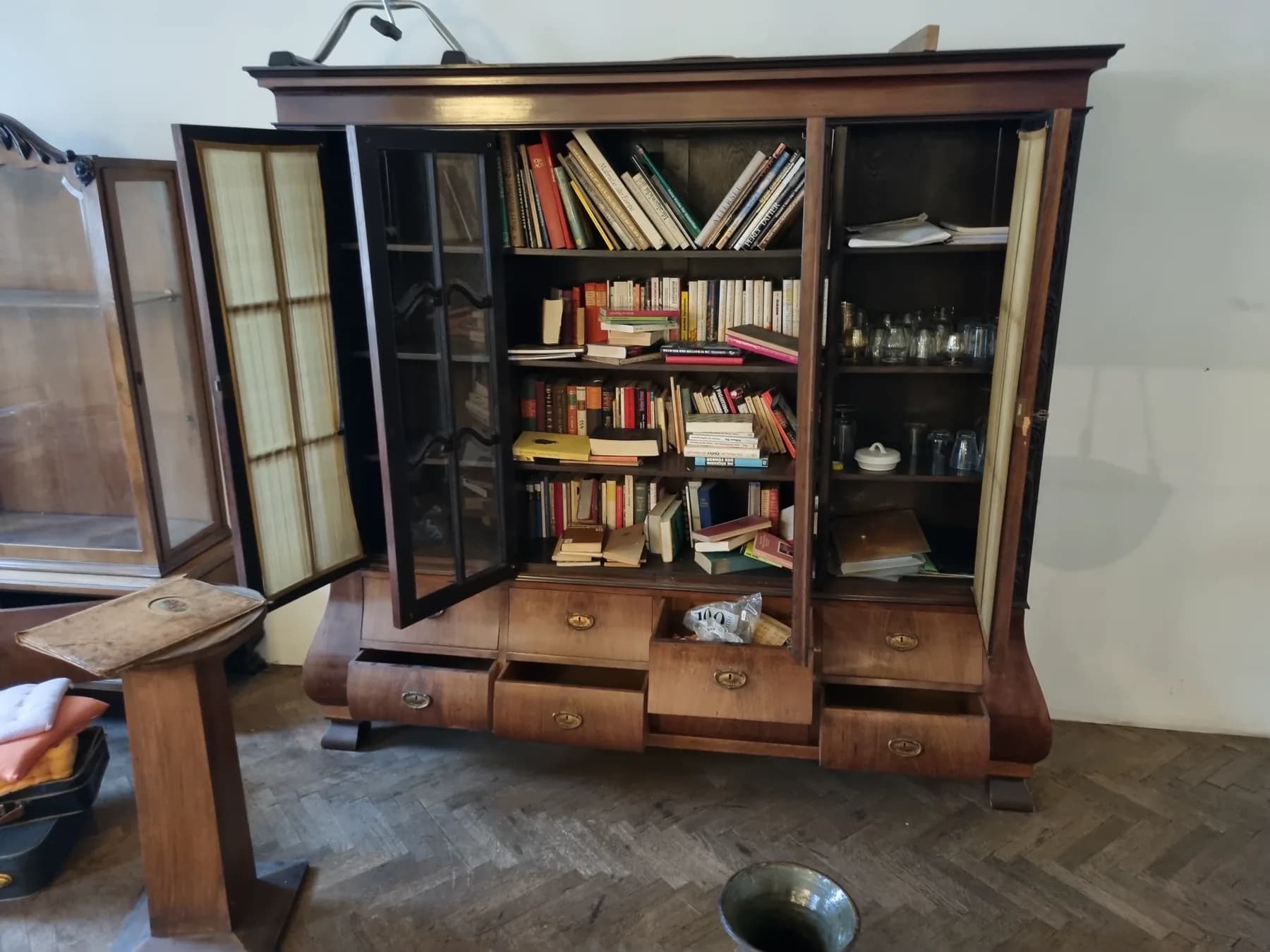 Großer antiker Bücherschrank mit Glastüren, Büchern und Schubladen